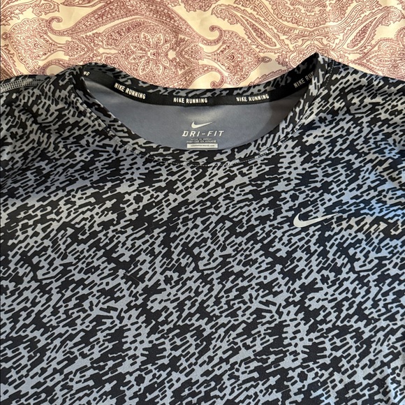 Nike Dri-Fit Women's Black and Gray Patterned Tee - Picture 2 of 7